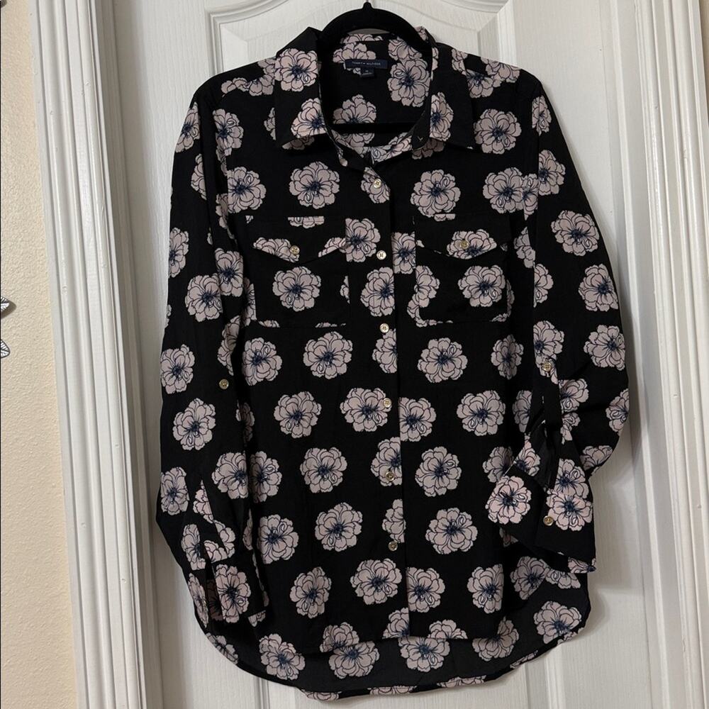 Tommy Hilfiger long-sleeve button-down shirt with a pink floral print Size M